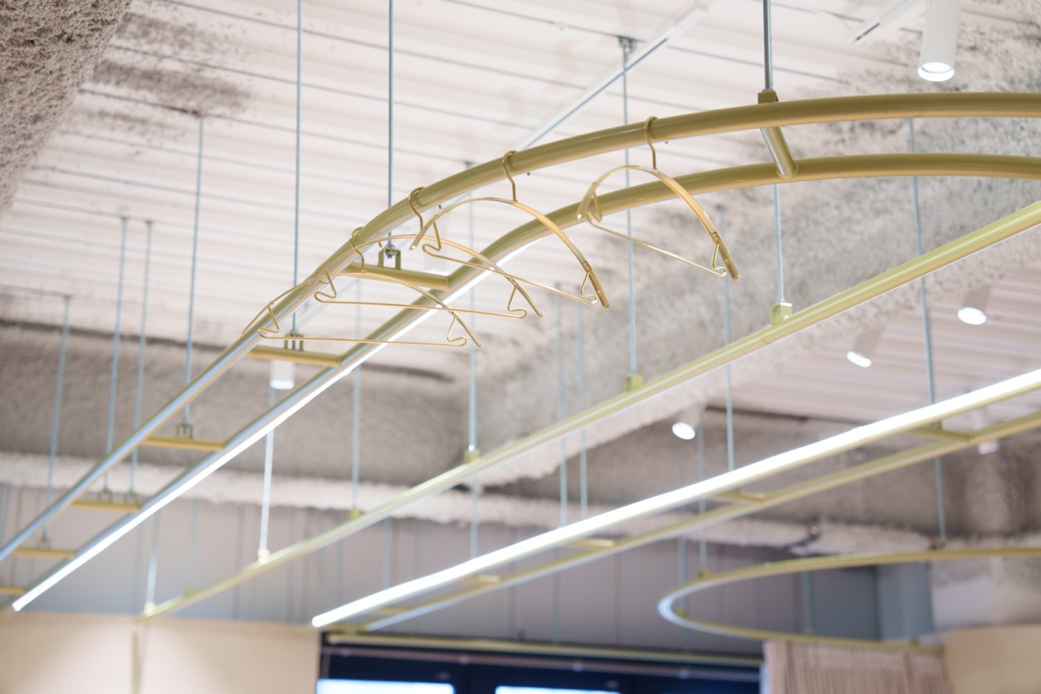 商品をかけて撮影も