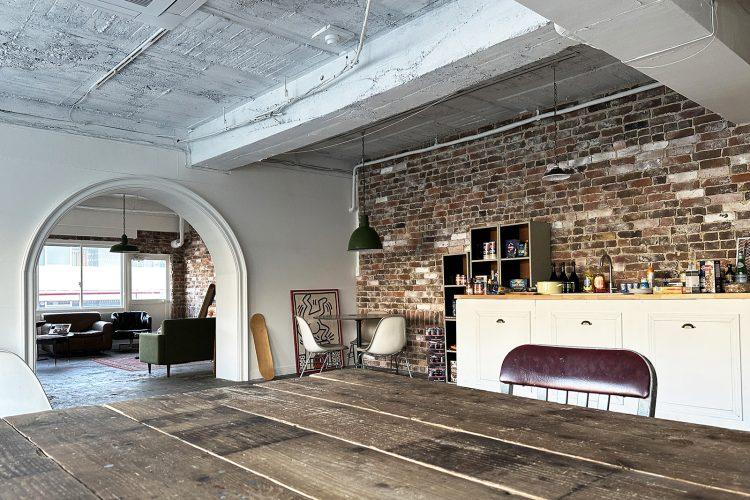 ダイニングテーブルからキッチン