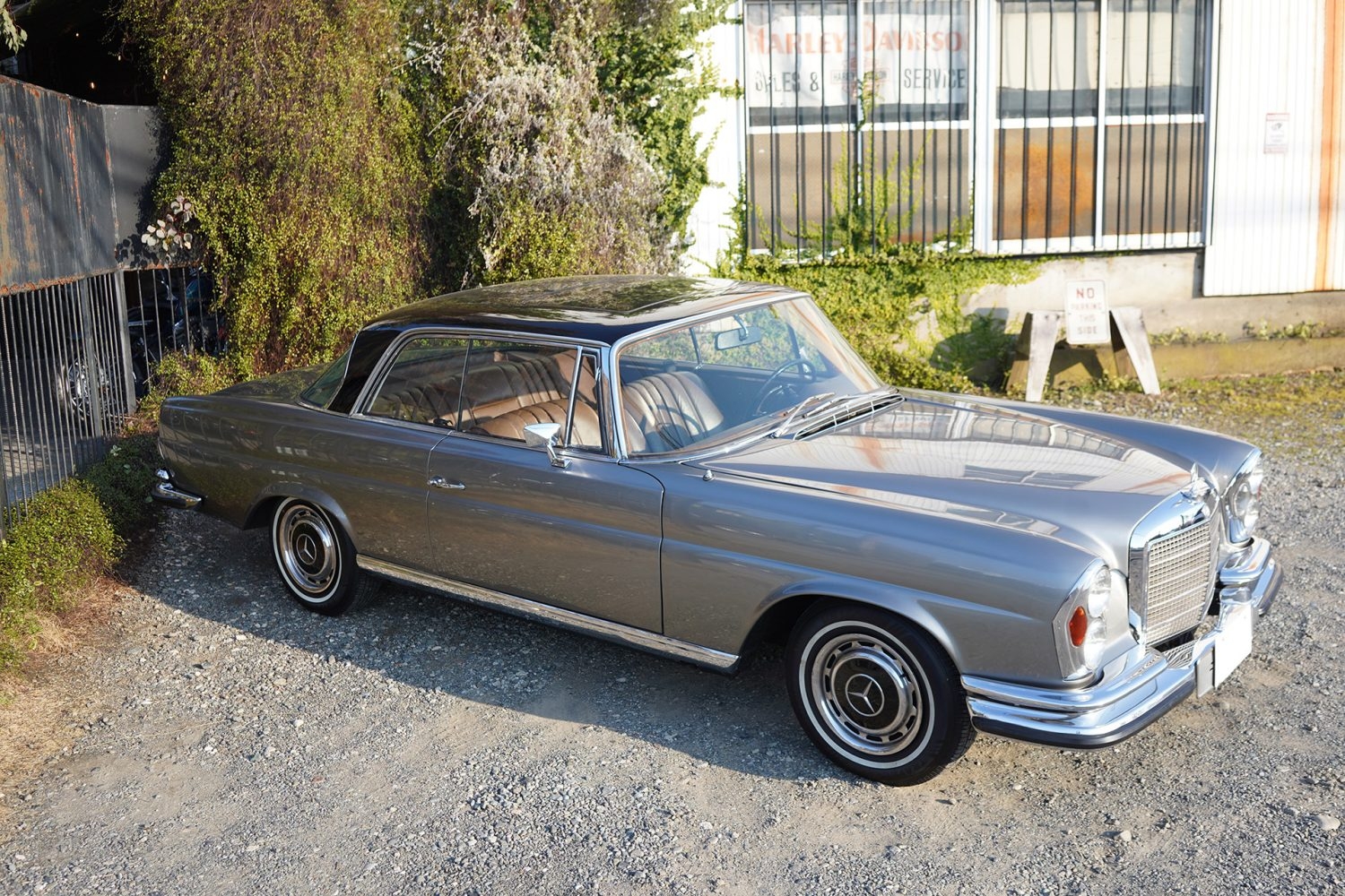 オプション:1971 Mercedes-Benz W111 280SE 3.5Coupe