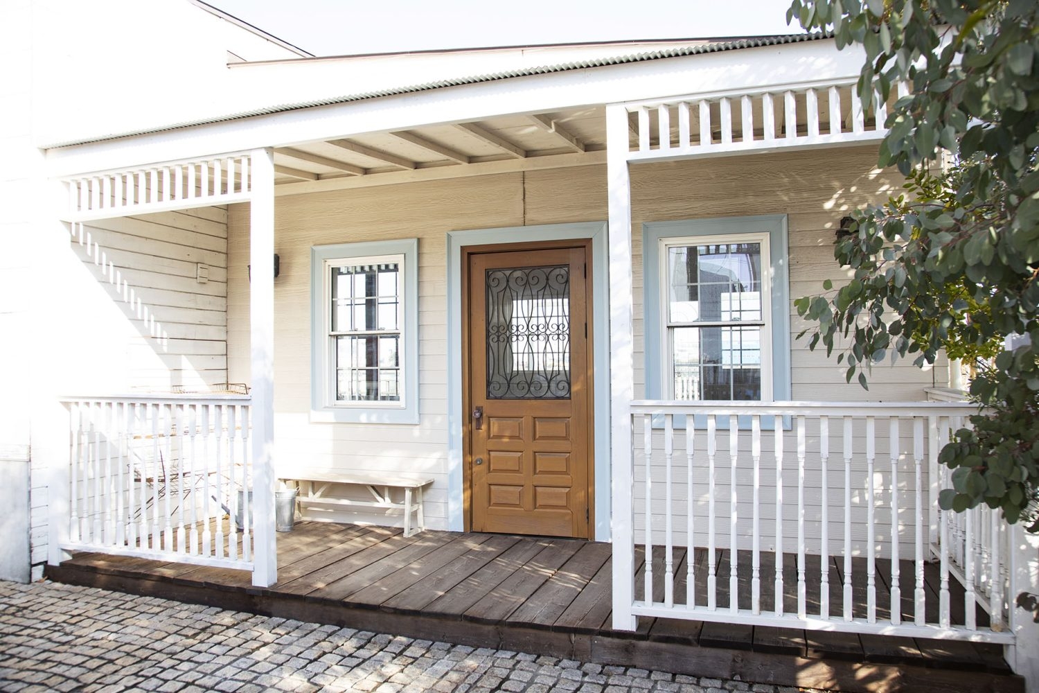 正面入口デッキ