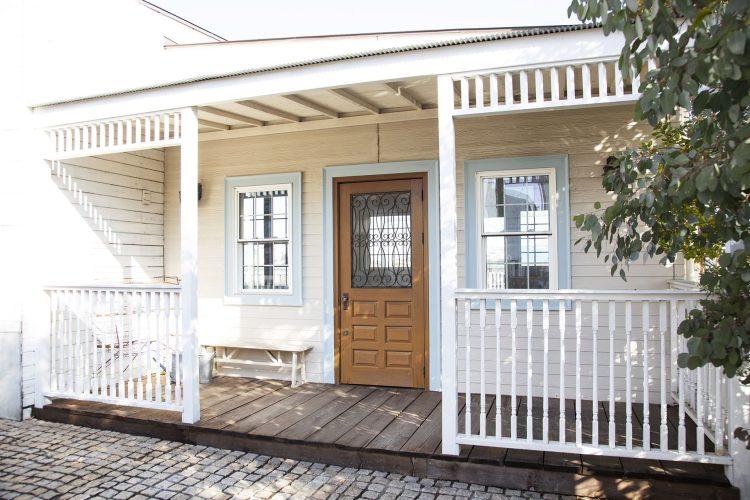 正面入口デッキ