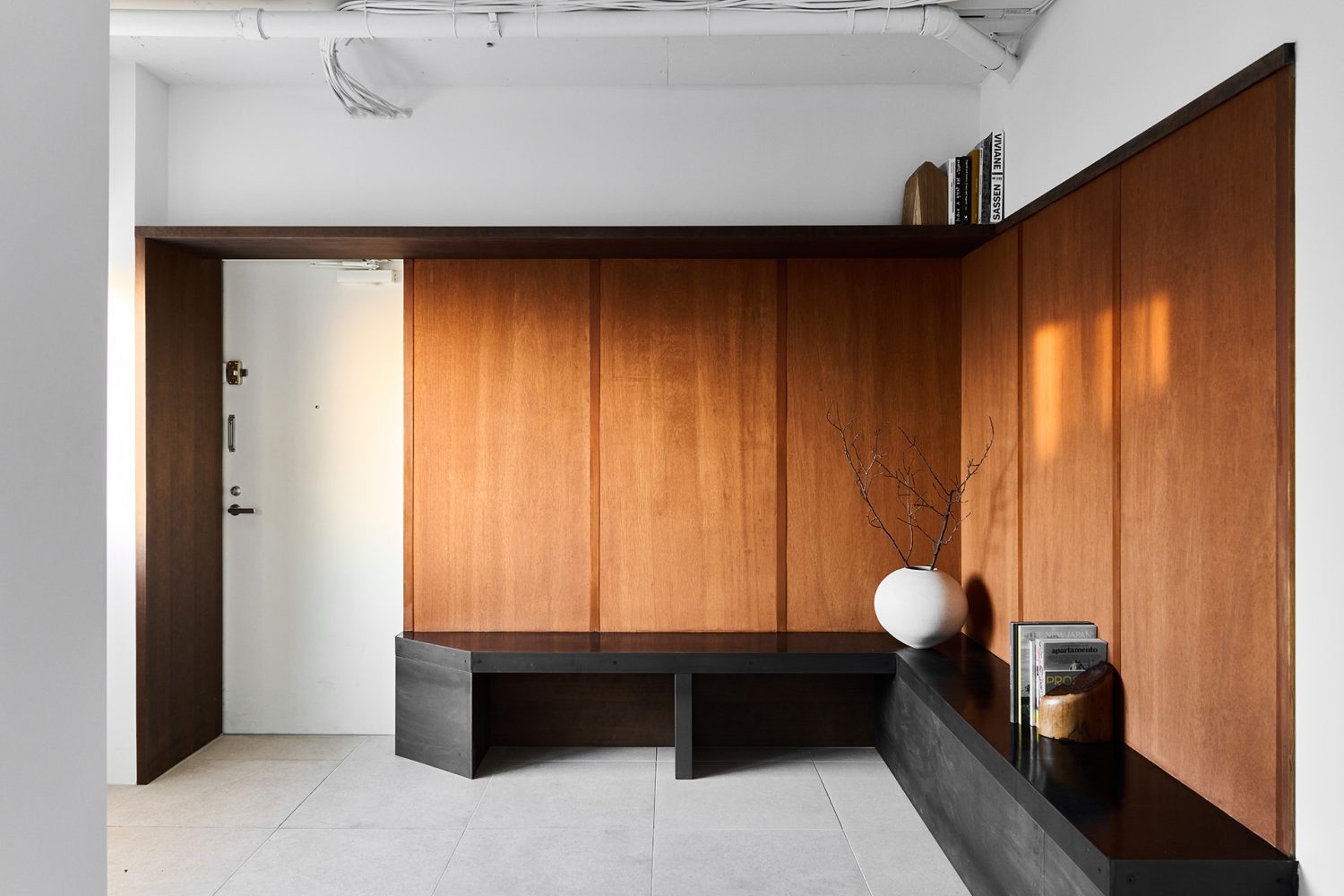 ウッドを基調とした玄関 / 外出や帰宅シーンの撮影に