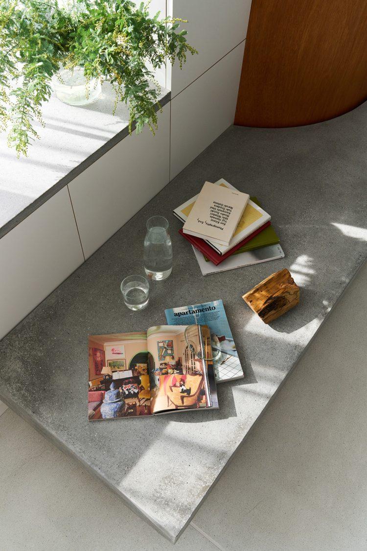 造作ベンチでは人物撮影のほか座面で小物などの物撮影も