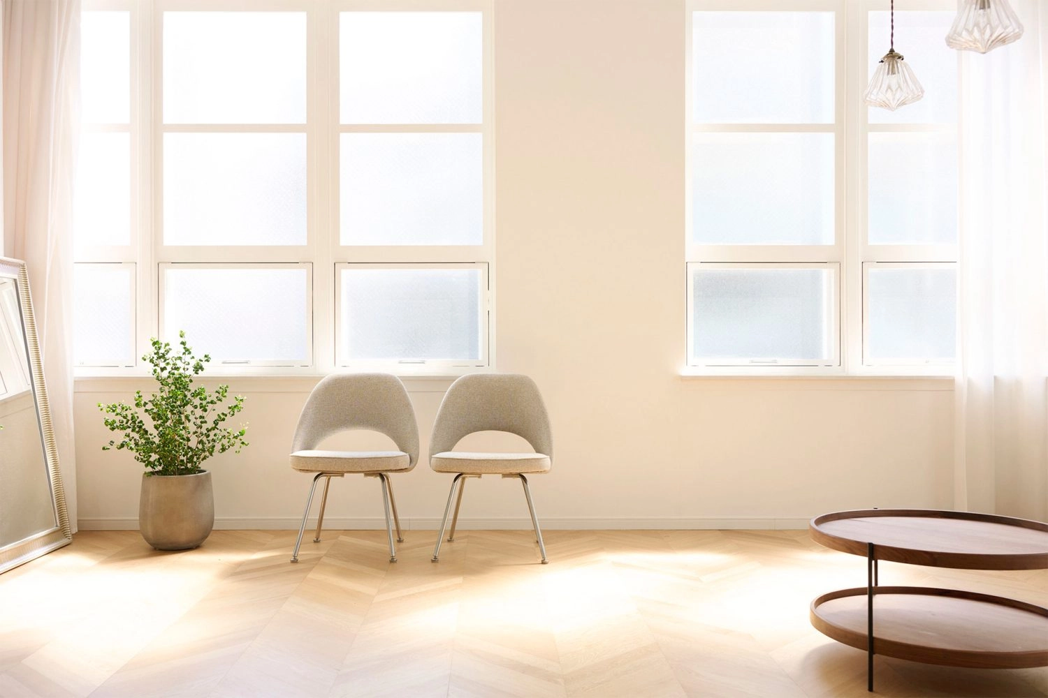 大きな白い格子窓