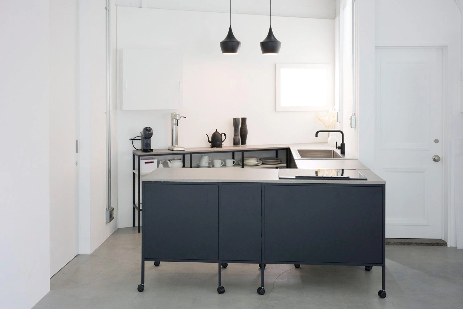 シャープな印象のキッチン