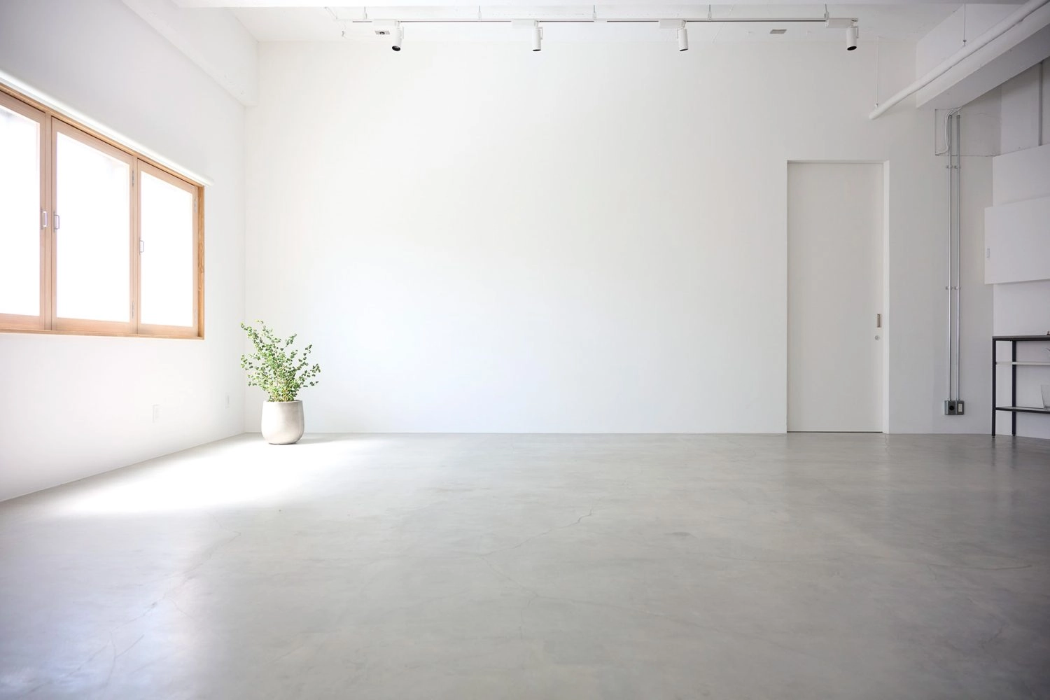 木枠の窓から光の入る空間