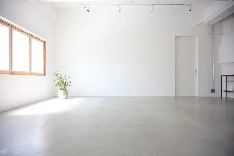 木枠の窓から光の入る空間