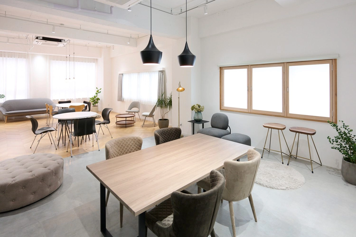 さまざまな椅子とテーブル