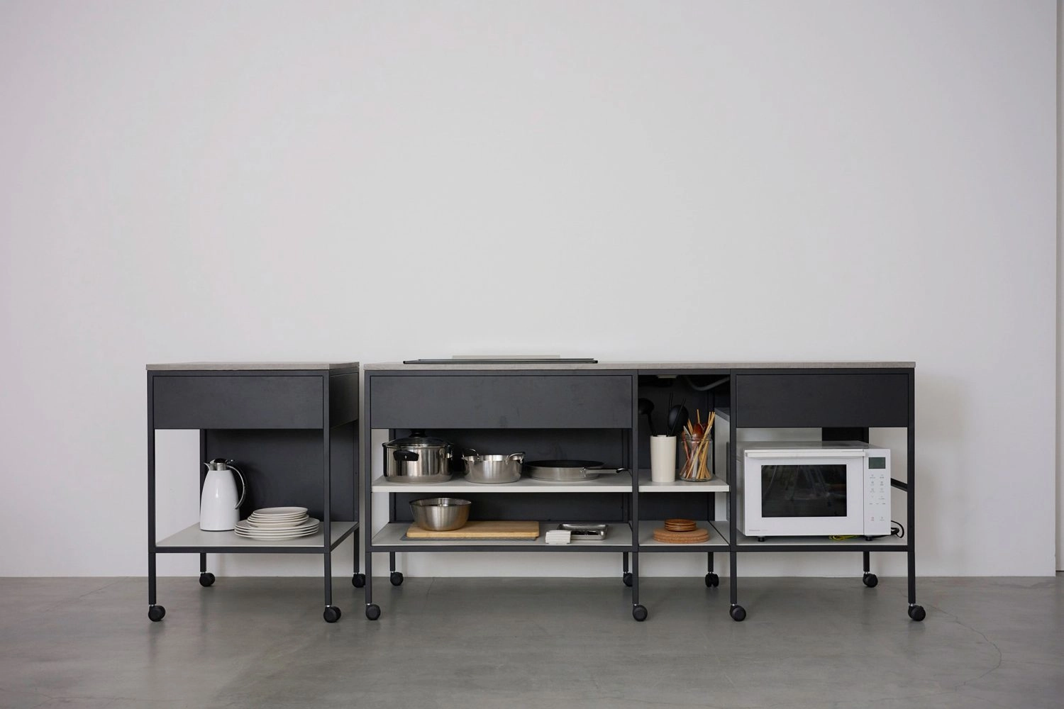 可動式キッチンには3口のIHコンロ