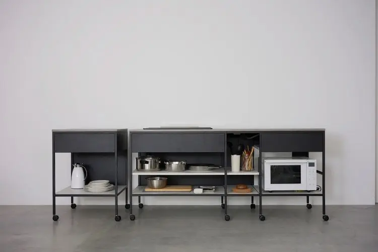 可動式キッチンには3口のIHコンロ