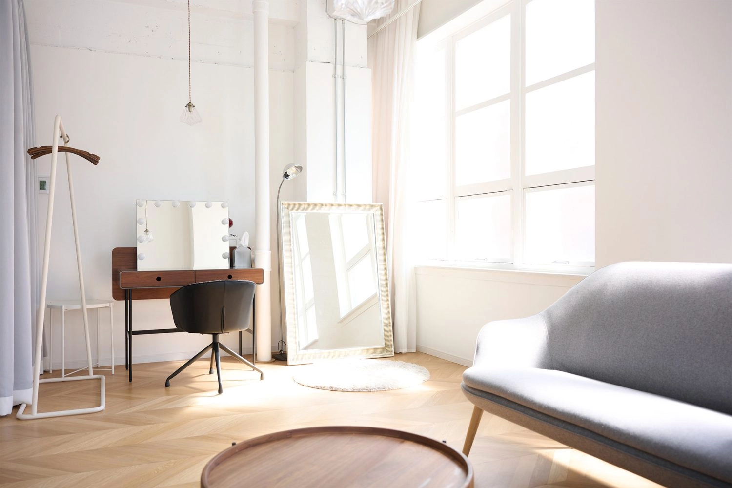 ハリウッドミラーのあるメイクスペース