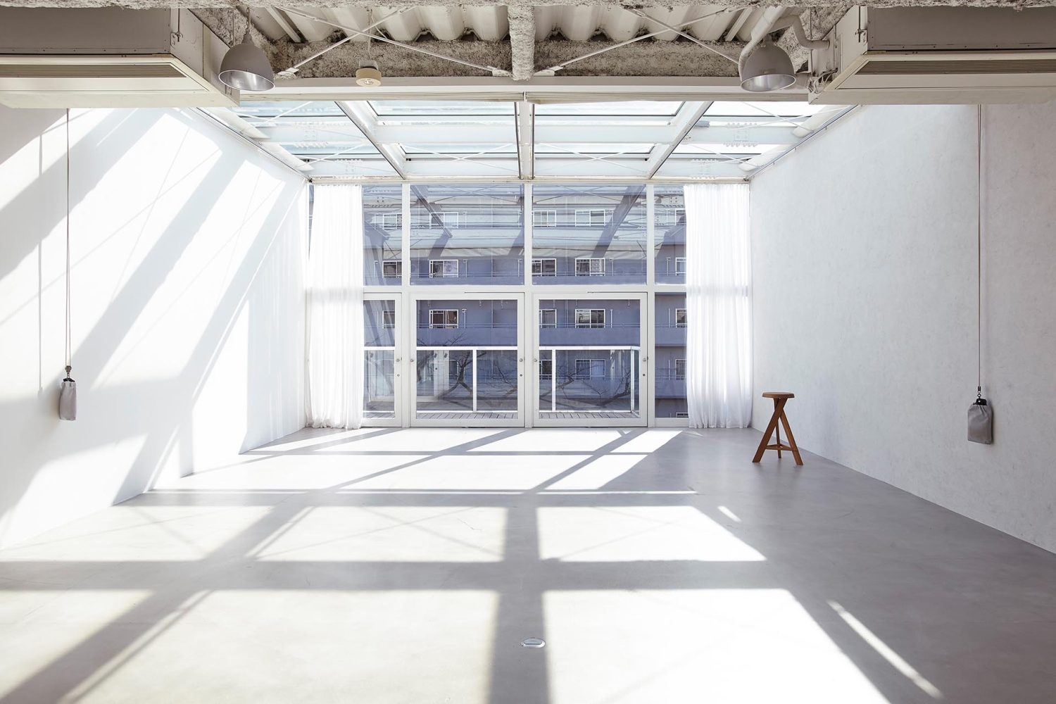 午後 / 東壁(左側)に届く光