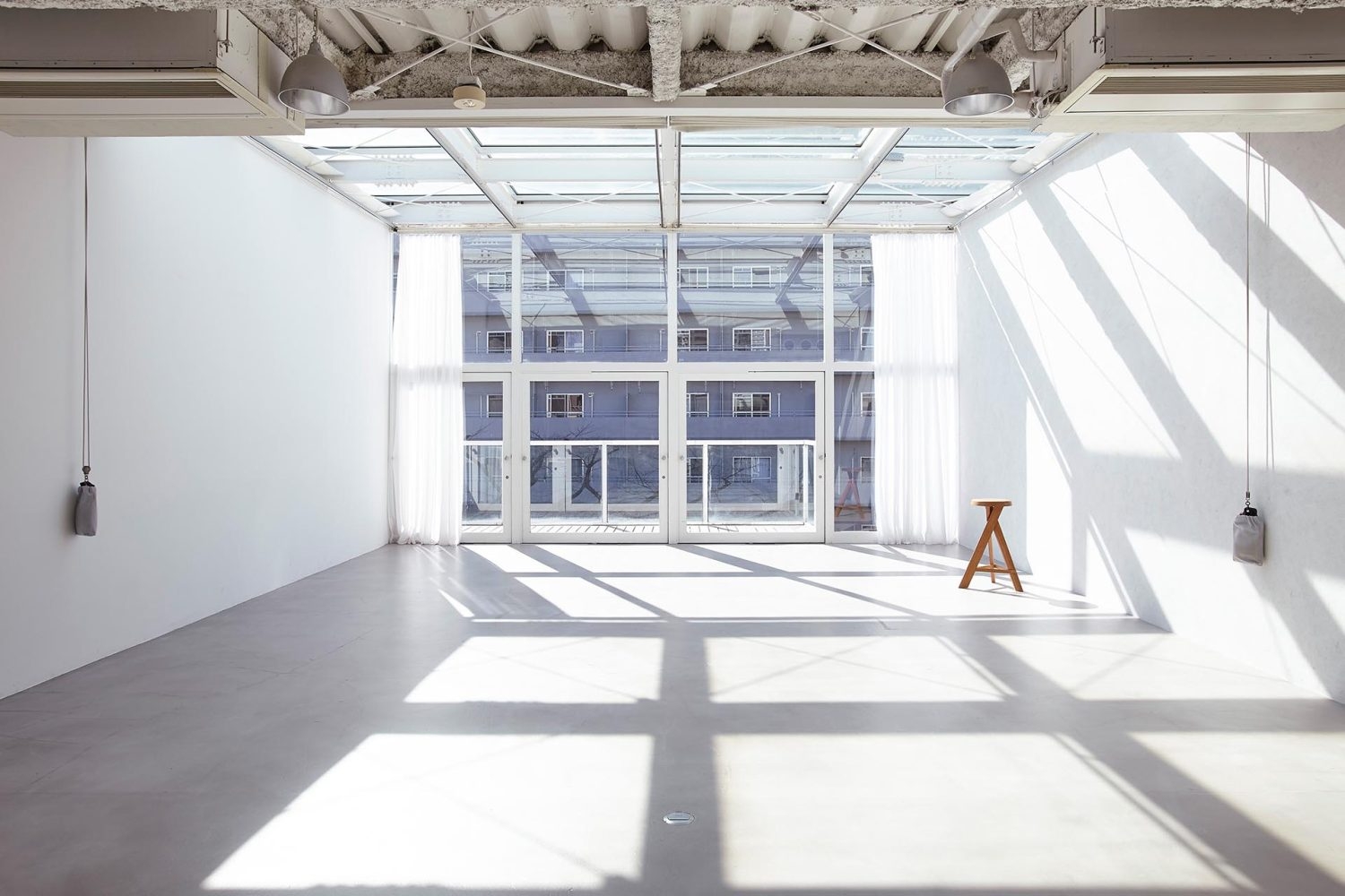 午前 / 西壁(右側)に届く光