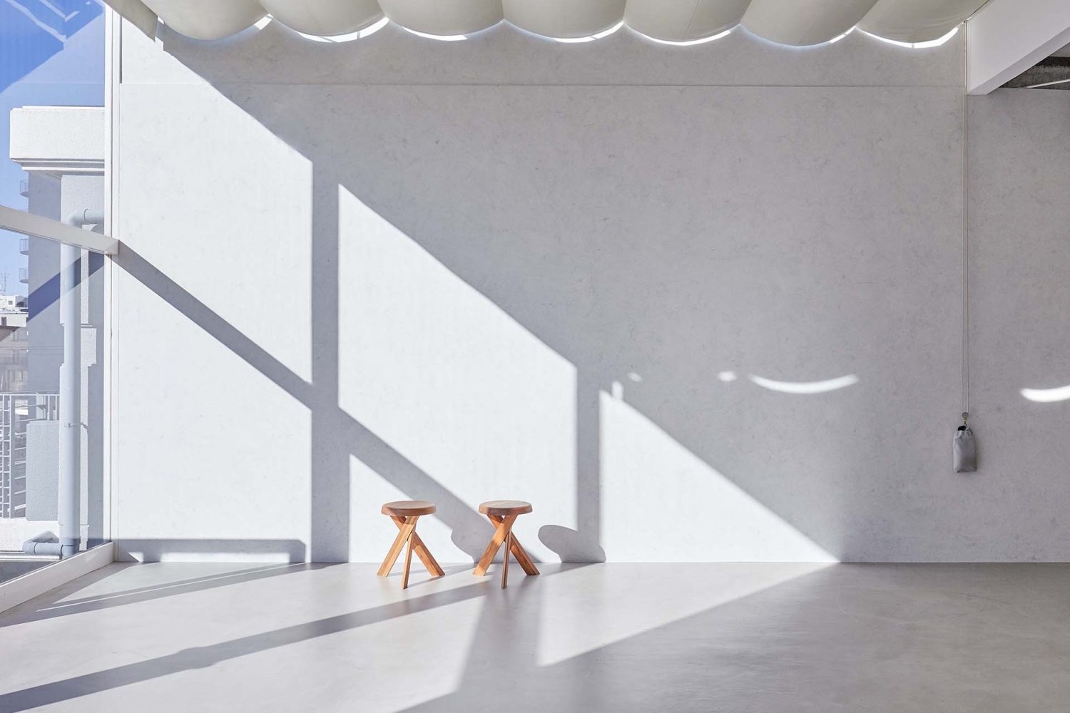 西左官壁(右側) / 早朝から美しい光が届きます