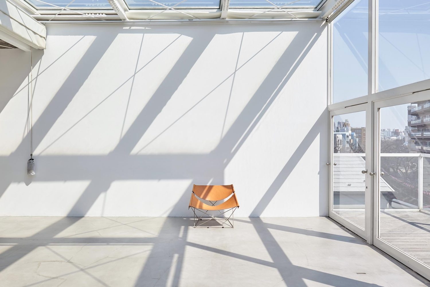 天窓・南面窓から終日通して入る自然光