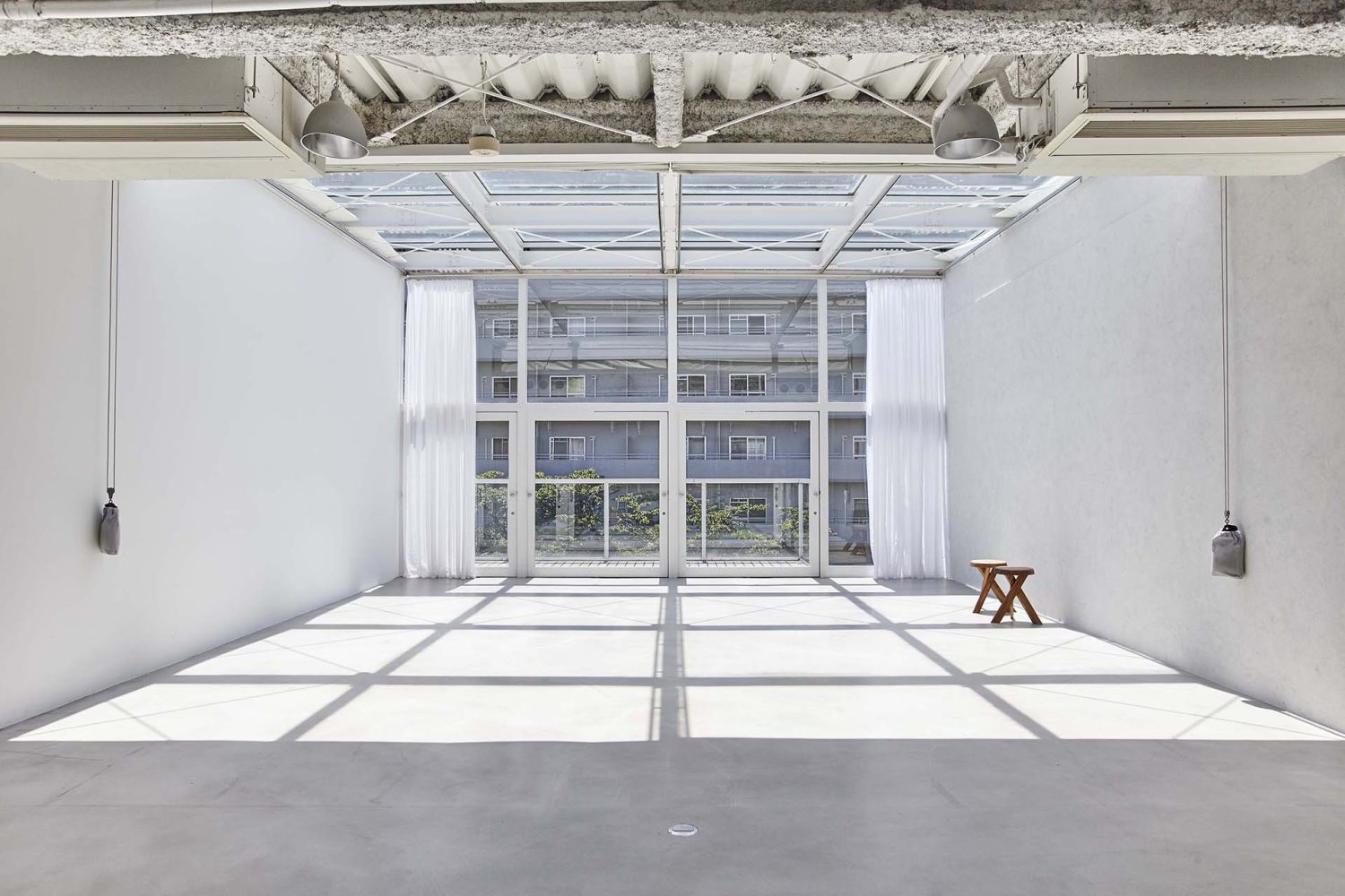 夏・正午頃 / トップと南面窓の直射光