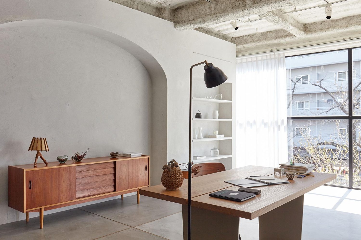 モルタル床にグレイッシュなアーチ左官壁