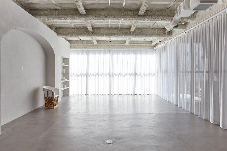 南面・西面はガラス窓2面構成