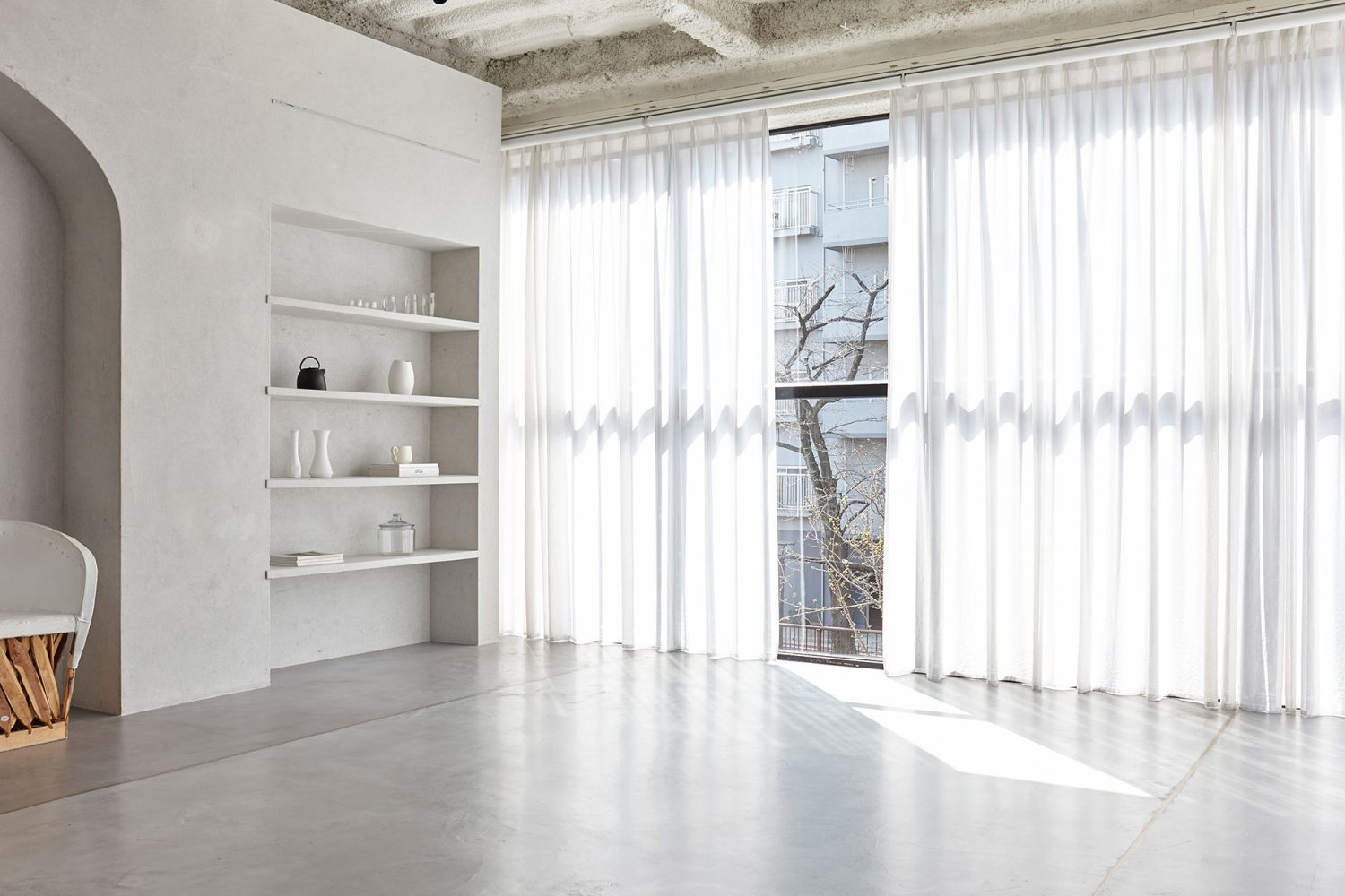 レースカーテン(麻素材)越しの光