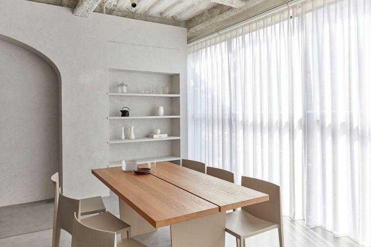 ロールスクリーンで遮光も可能