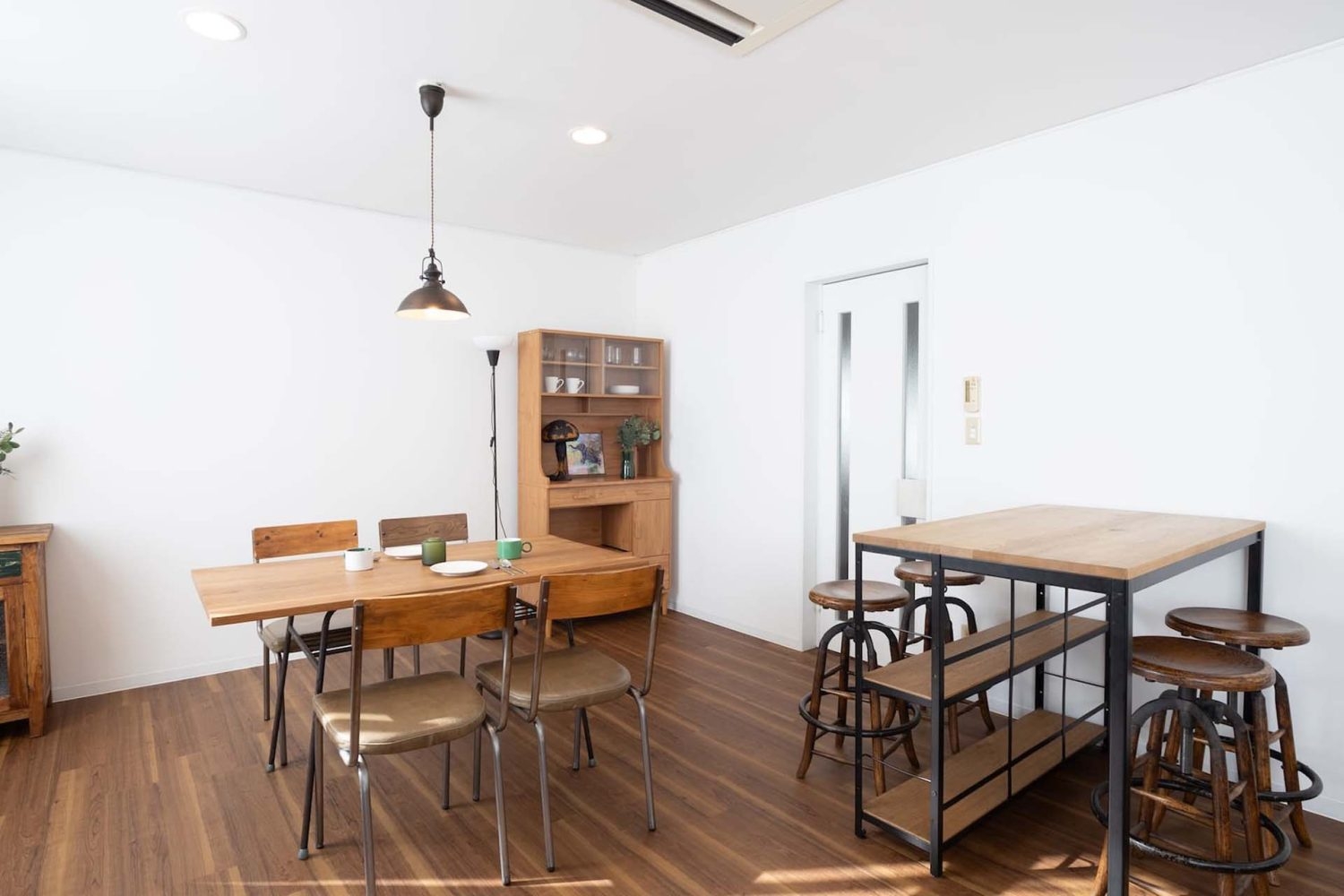 右の扉の先がキッチン