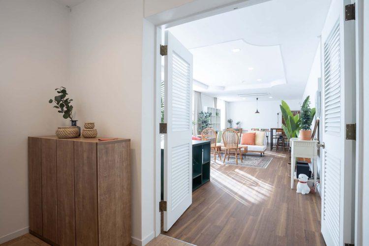 玄関からリビング