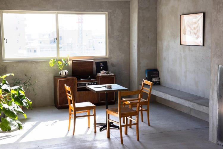 エントランスから続くモルタルの空間