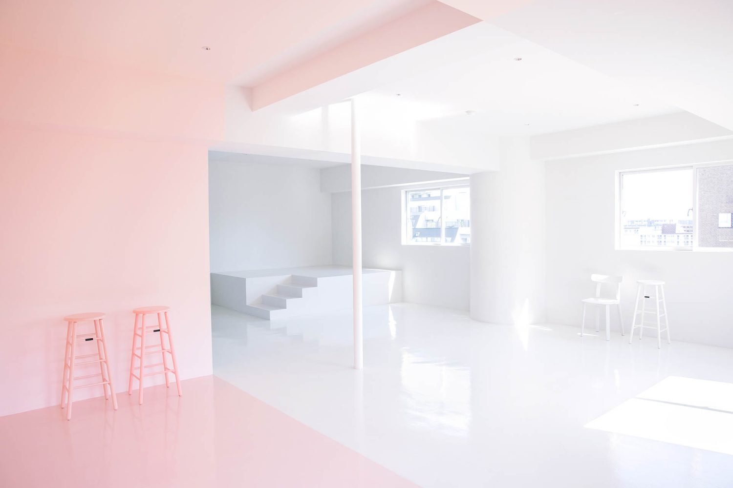 9階 光の入るパステルピンクと白の空間