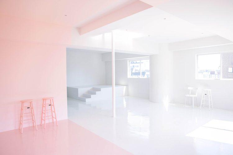 9階 光の入るパステルピンクと白の空間
