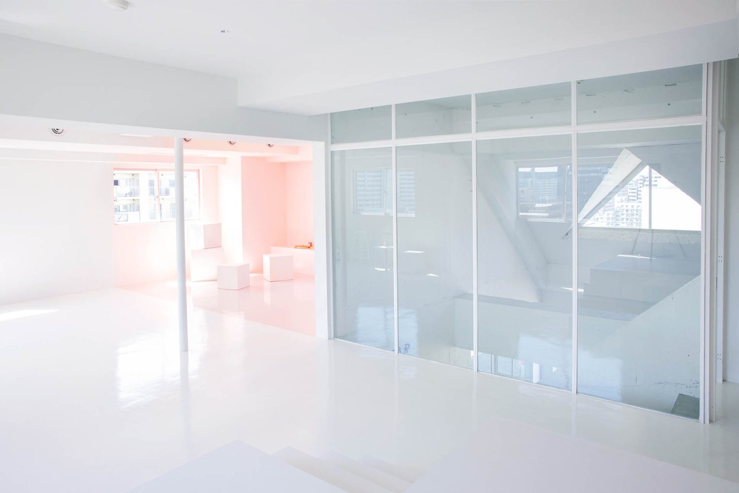 白スペース小ステージの上から