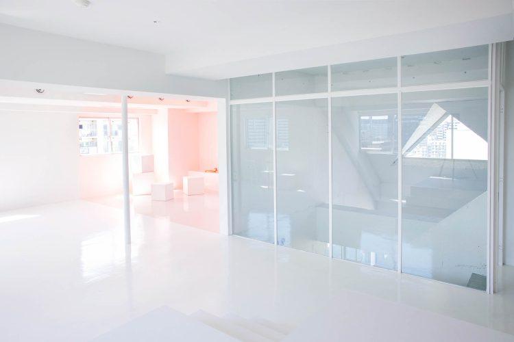 白スペース小ステージの上から