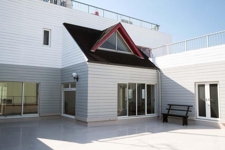 三角窓が印象的