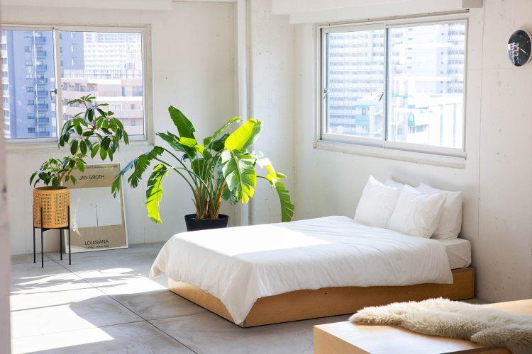 簡単に移動可能なローラー付ダブルベッド