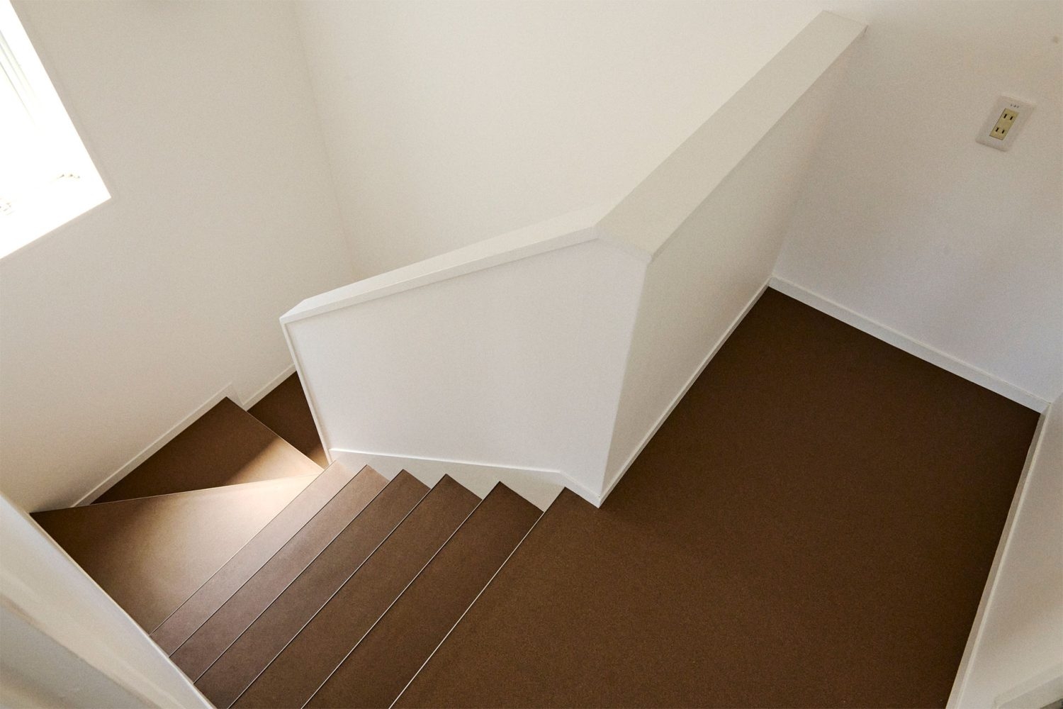 白と茶色のコントラストが効いた階段