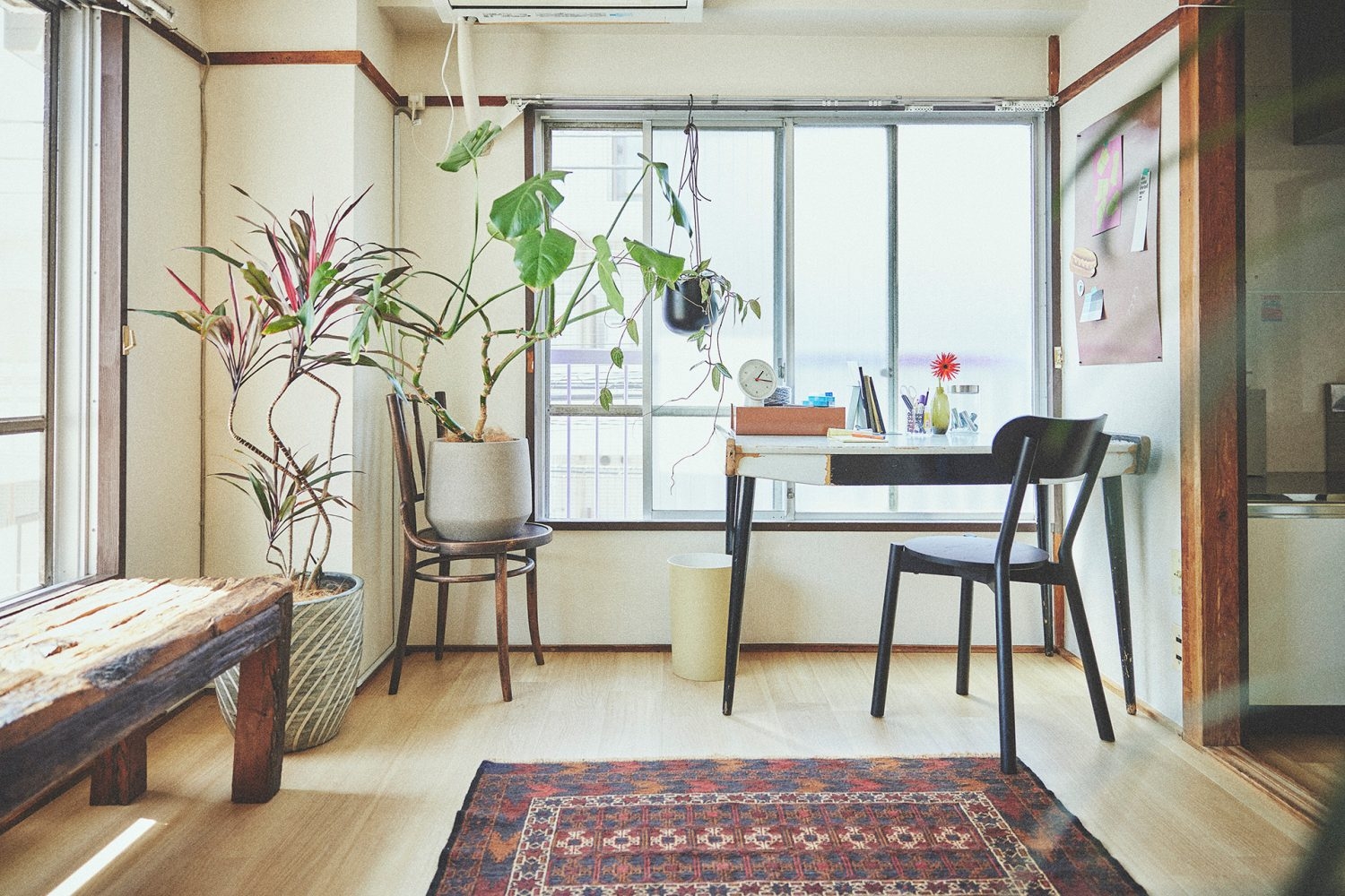 暮らしの気配が感じられるデスク周り