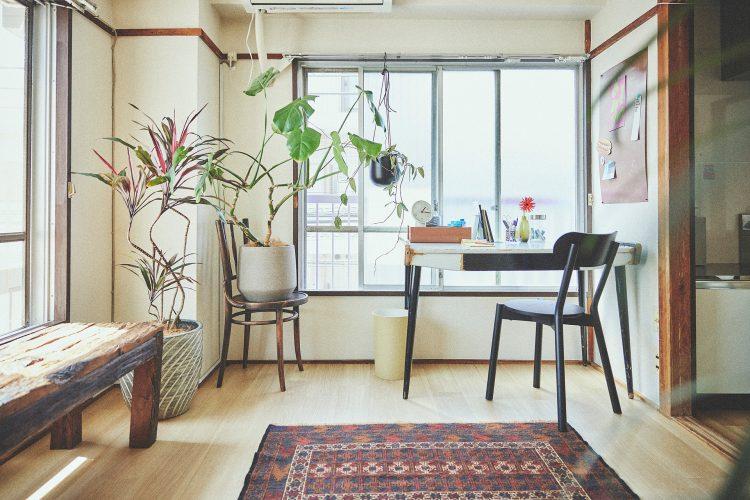 暮らしの気配が感じられるデスク周り