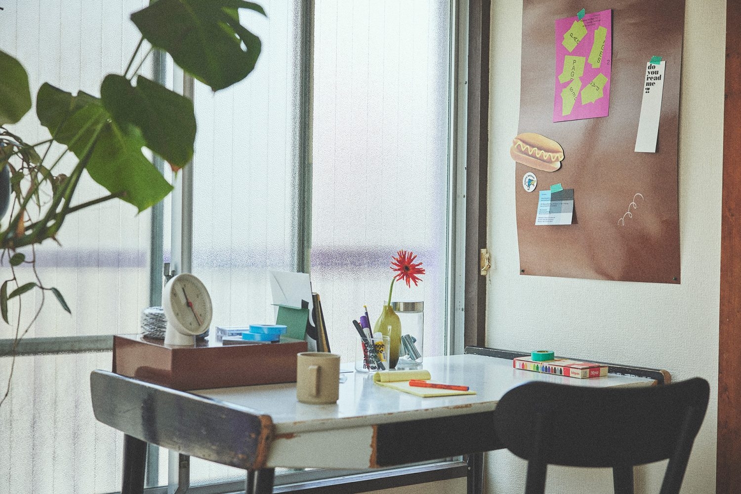 どこか懐かしさが漂う窓際のデスク