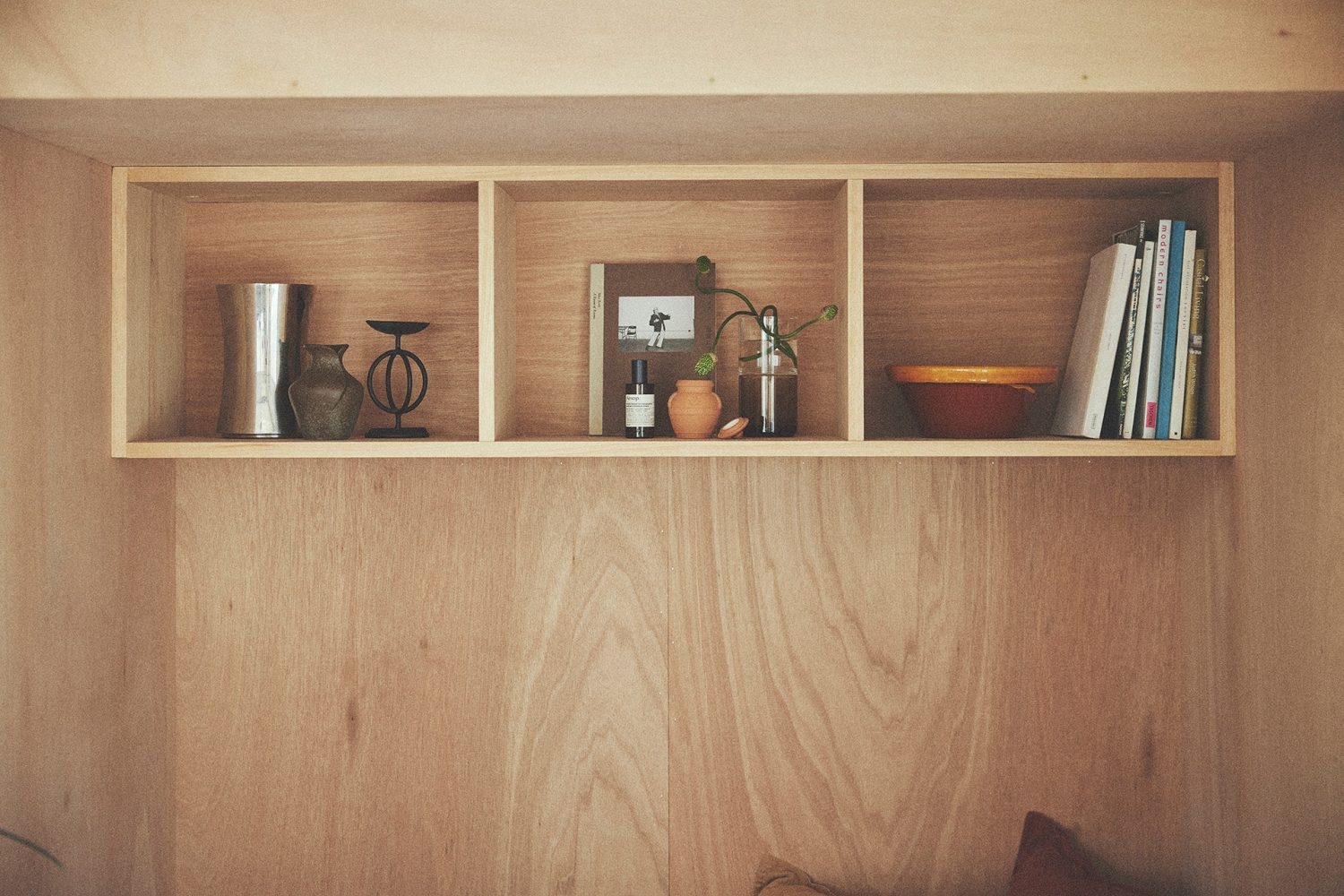 ソファ上部に設けられた造作棚