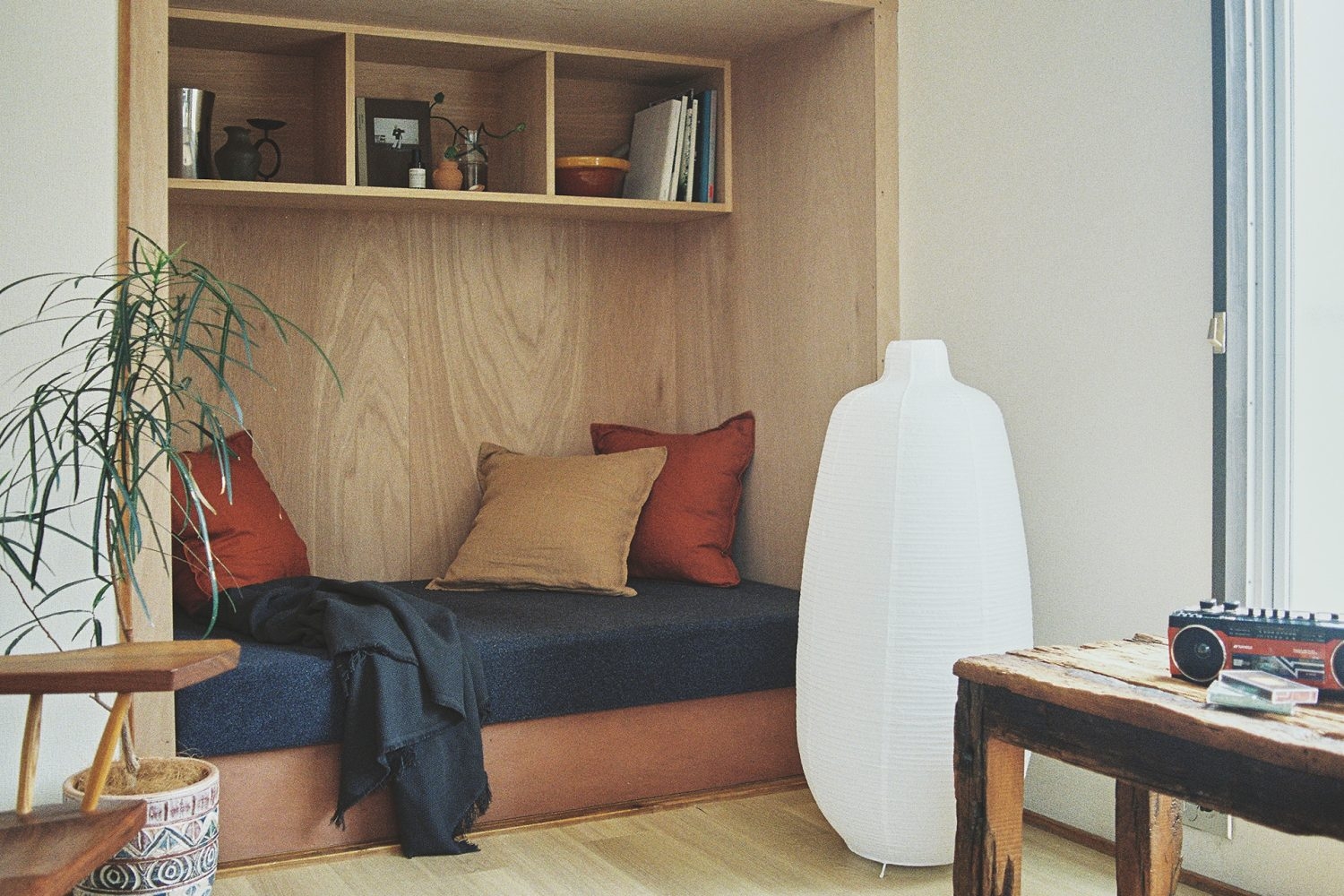 ネイビーカラーのソファをベッドのように撮影も