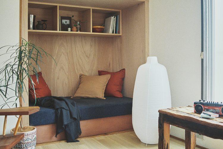 ネイビーカラーのソファをベッドのように撮影も