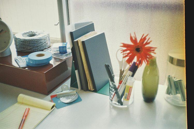 遊び心ある色づかいの小物たち