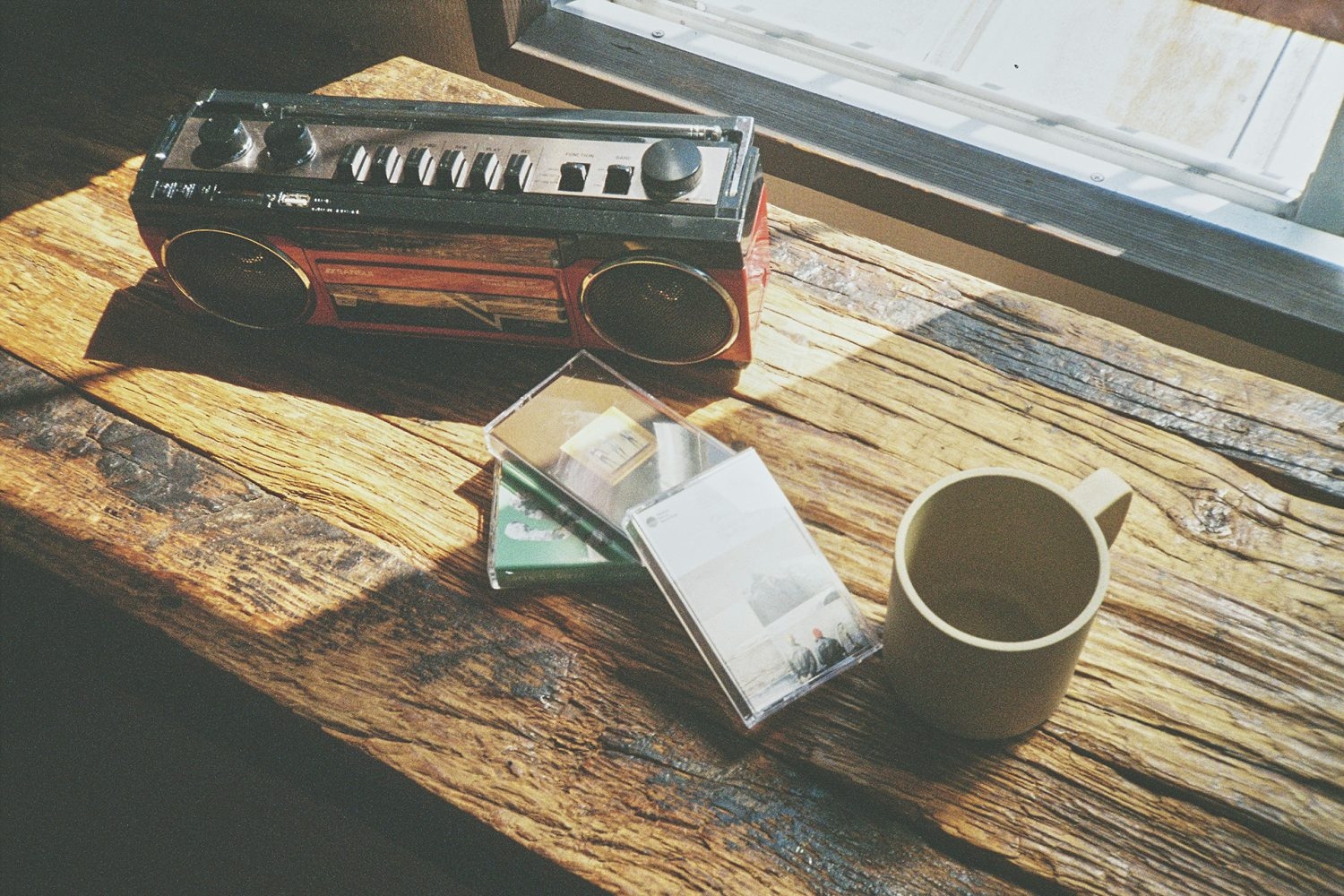 すりガラスの窓を開けると差し込む光