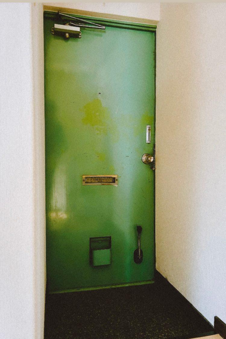 玄関扉は目を惹くグリーン
