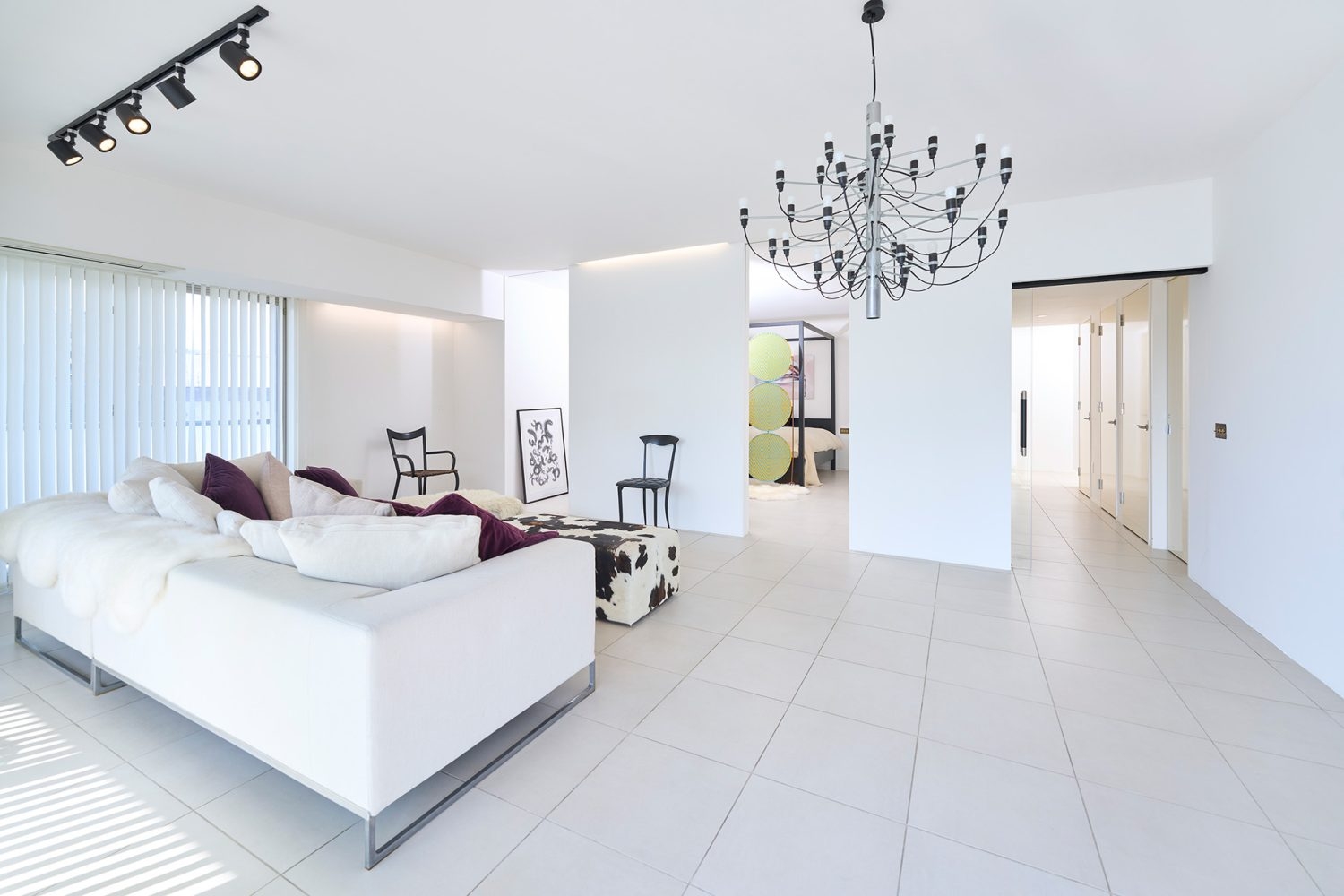 大きな窓がL字型に配置された常に明るい室内