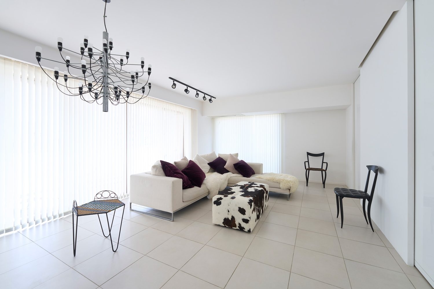 ブラインドを開けると白い壁や床に光が降り注ぐ