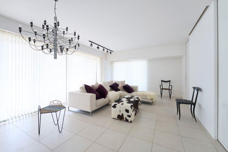 ブラインドを開けると白い壁や床に光が降り注ぐ