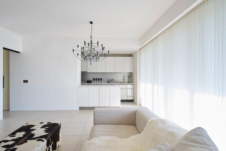 白でまとめた対面式カウンターキッチン