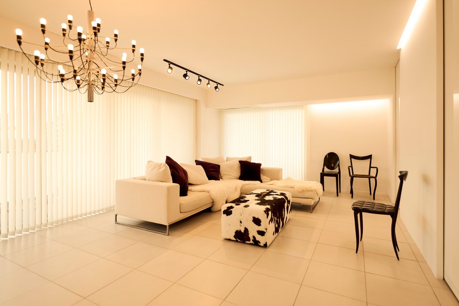 照明を点灯したリビングのイメージ