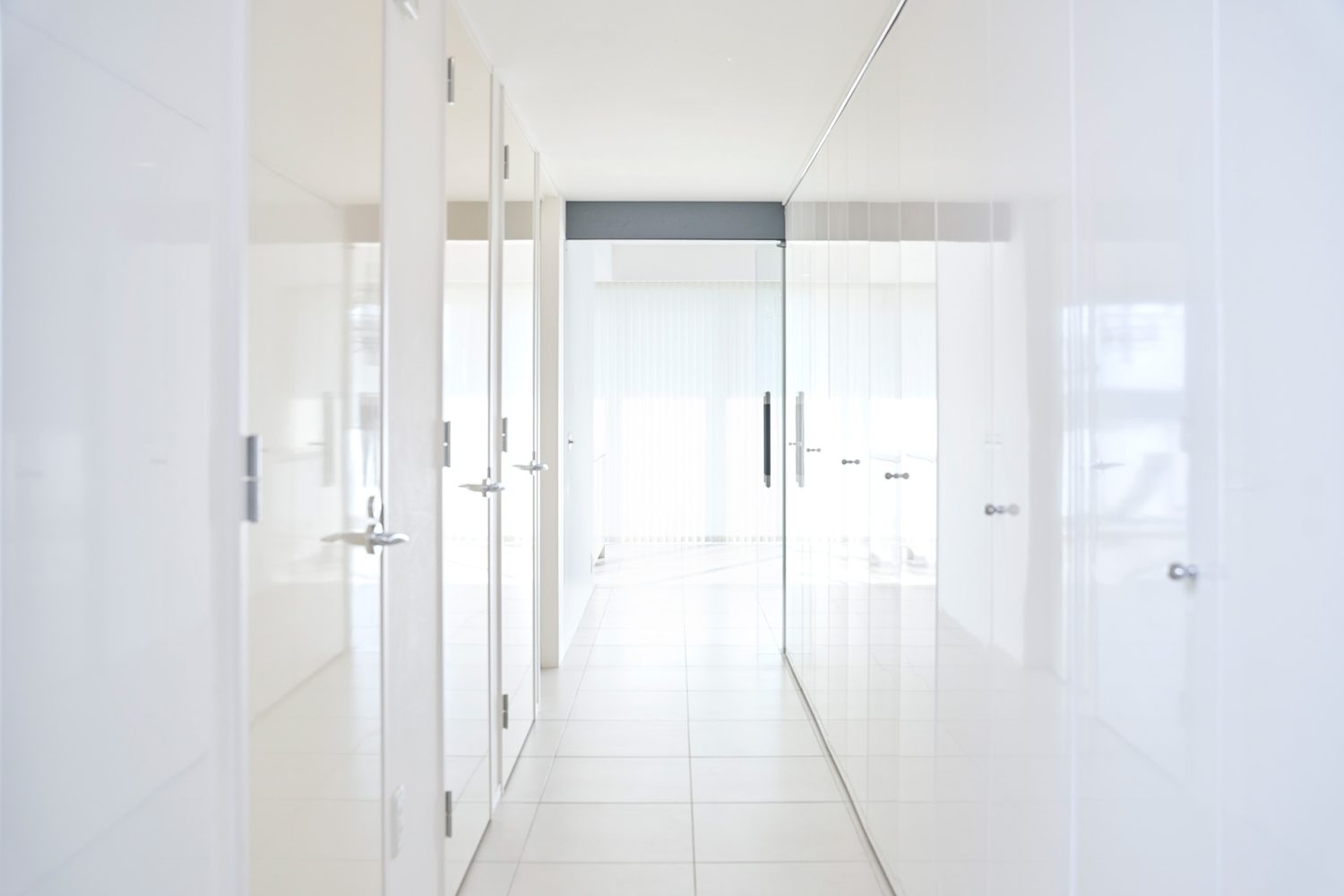 光が差し込むリビングまでのアプローチ