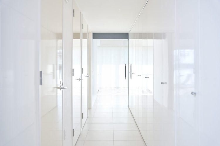 光が差し込むリビングまでのアプローチ